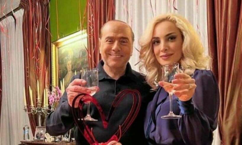 Berlusconi, alle “quasi nozze” con Marta Fascina il Cav duetta con Confalonieri: alla festa si esibisce Gigi D’Alessio