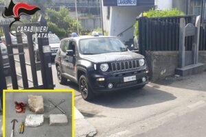 Belpasso, all'arrivo dei carabinieri rimonta le ruote appena rubate: 44enne denunciato