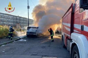 Catania, s’incendiano roulotte e auto in via Veniero: fumo nero visibile in varie zone della città