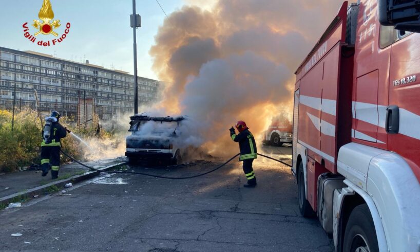 Catania, s’incendiano roulotte e auto in via Veniero: fumo nero visibile in varie zone della città