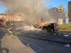 Catania, s’incendiano roulotte e auto in via Veniero: fumo nero visibile in varie zone della città