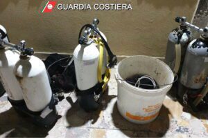 Acireale, sanzionati 4 sub per pesca di frodo: rigettati a mare ricci e occhi di bue