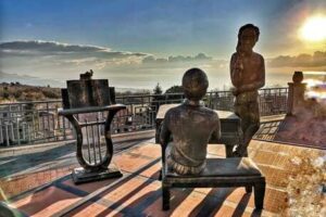 Milo, obiettivo 100 mila euro per la statua di Battiato e Dalla: Pro Loco avvia raccolta fondi