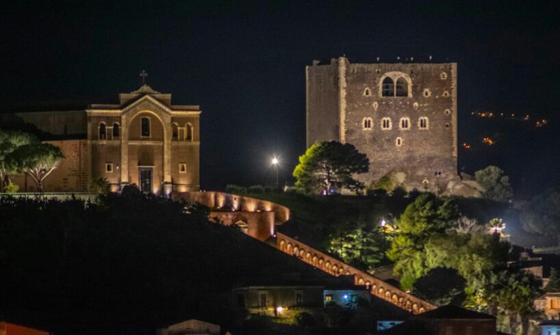 Paternò, il Castello torna a illuminarsi dal basso come nel 2007: sprecati 60 mila euro per i corpi illuminanti