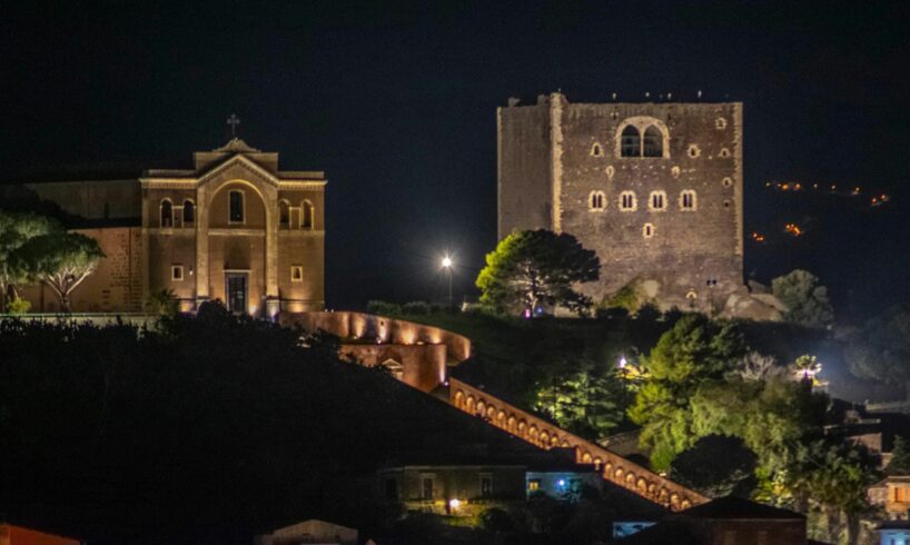 Paternò, il Castello torna a illuminarsi dal basso come nel 2007: sprecati 60 mila euro per i corpi illuminanti