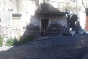 Paternò, incendio in casa disabitata di via San Marco: forse matrice è dolosa