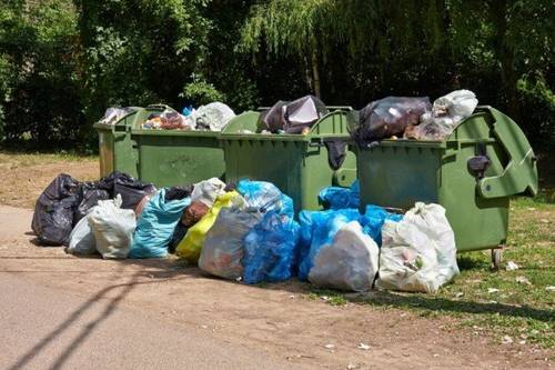 Catania, getta rifiuti speciali in un cassonetto: 3200 euro di multa dalla Polizia municipale