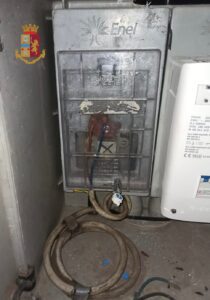 Catania, panineria ambulante del tutto abusiva in zona Sanzio: titolare denunciato per furto di energia elettrica