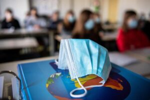 Covid, nessun contatto con gli studenti per i prof no vax che rientrano a scuola: per i presidi un bel pasticcio da risolvere