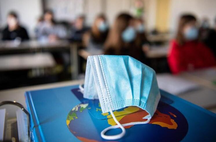 Covid, nessun contatto con gli studenti per i prof no vax che rientrano a scuola: per i presidi un bel pasticcio da risolvere