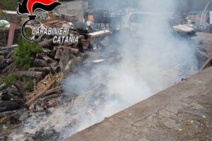 Valverde: frigo, copertoni e climatizzatori nella discarica abusiva sotto sequestro. Denunciato gestore 59enne