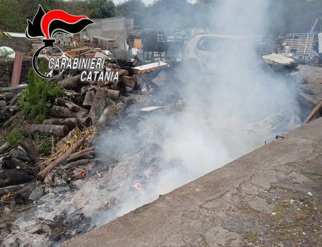 Valverde: frigo, copertoni e climatizzatori nella discarica abusiva sotto sequestro. Denunciato gestore 59enne