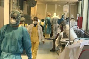 Covid, l’infettivologo Iacobello: “Pronto soccorso pieni per incremento positivi senza sintomi”