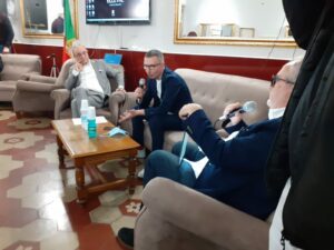 Adrano, La Venia racconta guerra e covid al Circolo Operai: “Una maglia di Ronaldo per Dimitri e i Maneskin per la libertà di un giovane”