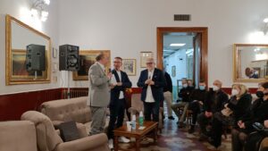 Adrano, La Venia racconta guerra e covid al Circolo Operai: “Una maglia di Ronaldo per Dimitri e i Maneskin per la libertà di un giovane”
