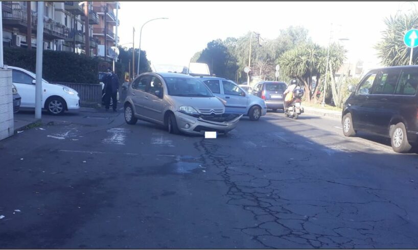 Paternò, violento impatto tra Tir e auto lungo Corso Italia: nessun ferito