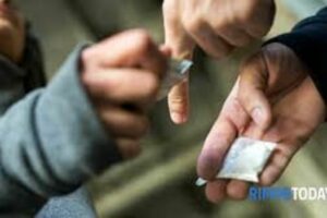 Biancavilla, schiavo della droga picchia e minaccia i genitori: giovane arrestato