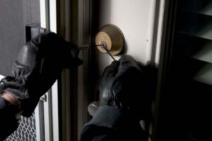 Adrano, donna di 31 anni condannata a 4 anni e 4 mesi per furti in varie case sparse per l’Italia