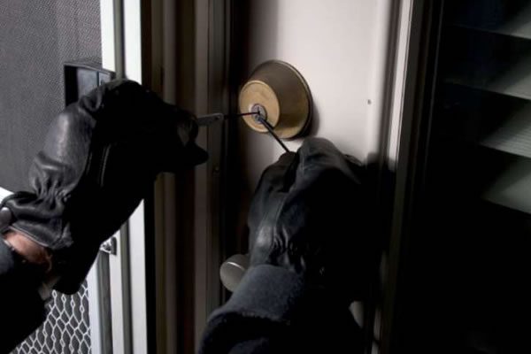 Adrano, donna di 31 anni condannata a 4 anni e 4 mesi per furti in varie case sparse per l’Italia