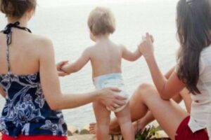 Due madri e un bebè: il Campidoglio non trascrive l’atto di nascita. Protestano le associazioni Lgbti