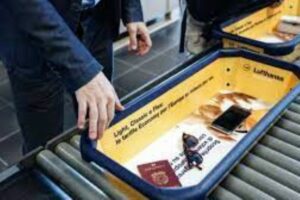 Catania, il ‘solito’ furto in aeroporto: 22enne ruba orologio ai varchi sicurezza ma videosorveglianza lo smaschera