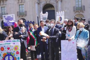 Catania, studenti in marcia per ‘Facciamo Pace’. Il rettore Priolo: “Tutto è perduto con la guerra”
