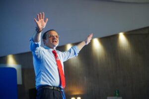 A Catania la prima uscita di De Luca candidato alla presidenza della Regione: “Trema la Banda Bassotti. Hanno paura del Catemoto”