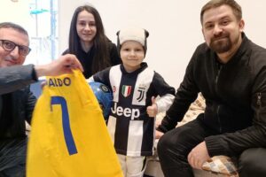 Da Adrano con Amore: Giuseppe La Venia (TG1) consegna un pallone e la maglietta di Ronaldo al bambino ucraino Dimitri (VIDEO)