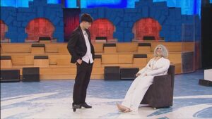Adrano, Nunzio di ‘Amici’ balla con il manichino della maestra Celentano. Maria De Filippi: “Stavolta ha superato se stesso”