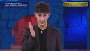 Adrano, Nunzio di ‘Amici’ balla con il manichino della maestra Celentano. Maria De Filippi: “Stavolta ha superato se stesso”