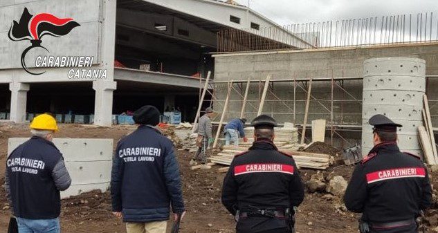 Acireale, bloccato cantiere edile irregolare in via Cristoforo Colombo: sanzioni per 19 mila euro