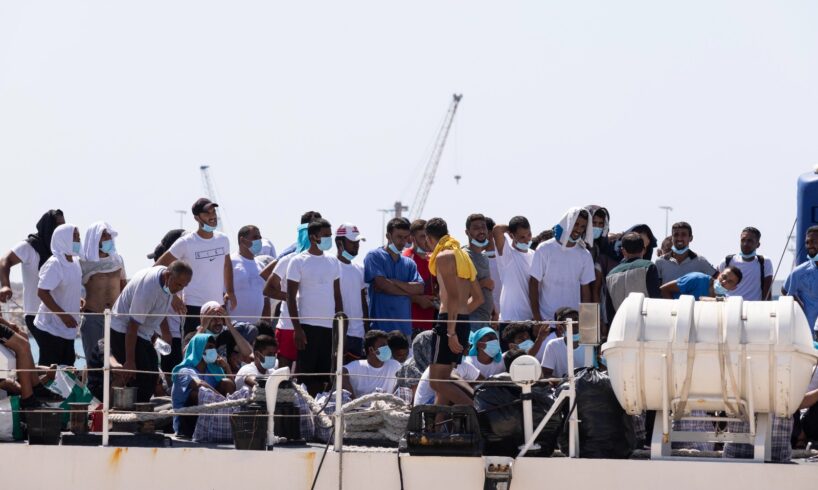 Migranti, sbarcati in 505 a Pozzallo: tutti uomini, ventuno i minori