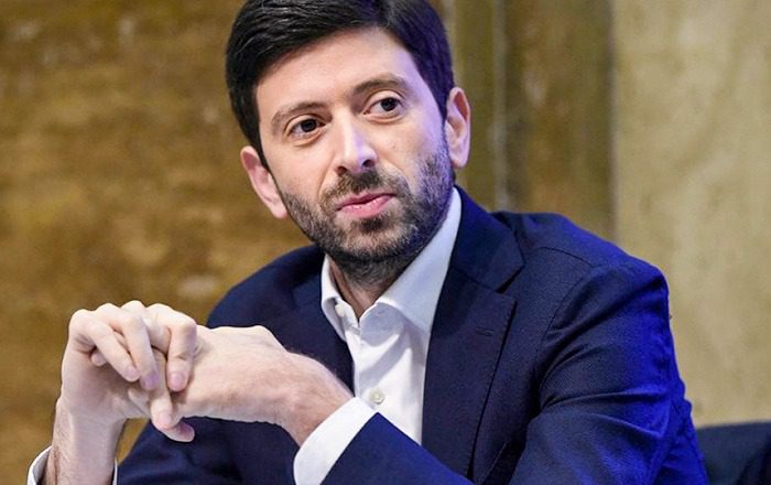 Covid, Speranza: “Pandemia è ancora in corso ma abbiamo fiducia nei vaccini e nei nuovi farmaci”