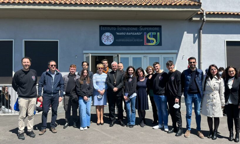 S.M. di Licodia, l’Arcivescovo Renna inaugura la nuova sede del liceo di Scienze Umane: “Non sprecate il profumo del futuro”