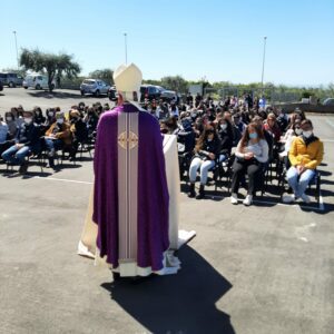 S.M. di Licodia, l’Arcivescovo Renna inaugura la nuova sede del liceo di Scienze Umane: “Non sprecate il profumo del futuro”