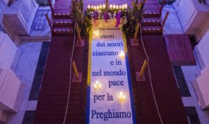 Adrano, in fila davanti alla chiesa per ammirare l’opera del maestro fiorista Scalisi (VIDEO)