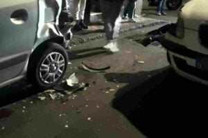 Paternò, Lancia Y va a sbattere contro auto in sosta in via Fiume: tanti danni ma nessun ferito