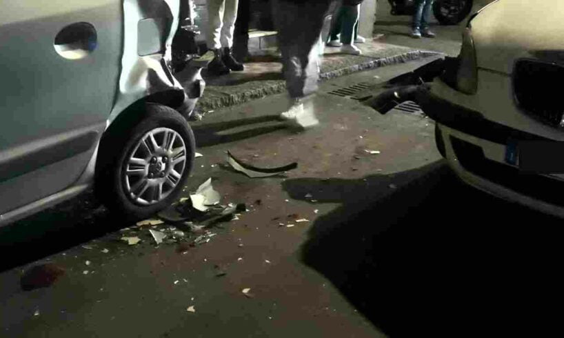 Paternò, Lancia Y va a sbattere contro auto in sosta in via Fiume: tanti danni ma nessun ferito