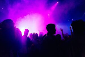 Aci Catena, chiusa discoteca abusiva: era in corso una festa danzante con 250 partecipanti