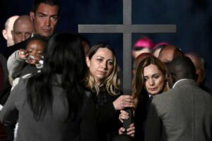 Via Crucis al Colosseo, una donna ucraina e una russa portano la Croce in segno di fratellanza: “Dove c’è l’odio fiorisca la concordia”