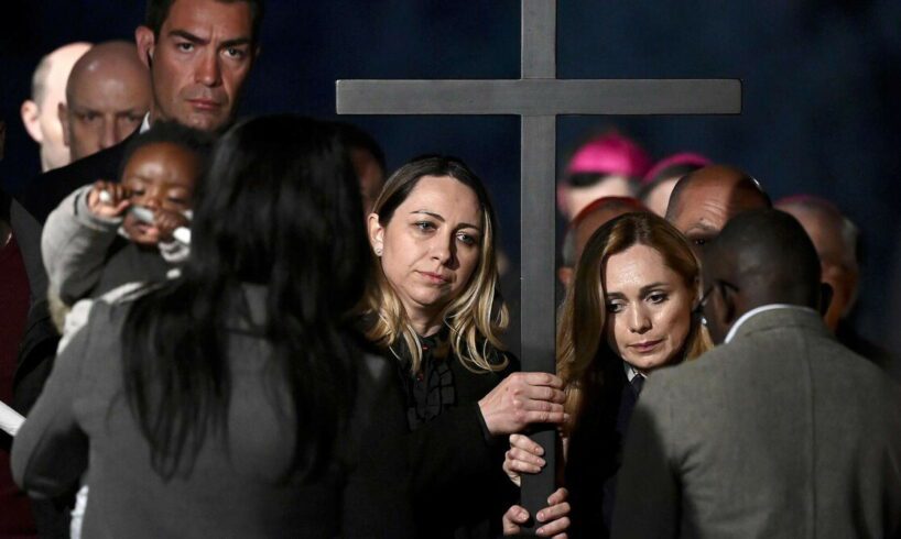 Via Crucis al Colosseo, una donna ucraina e una russa portano la Croce in segno di fratellanza: “Dove c’è l’odio fiorisca la concordia”