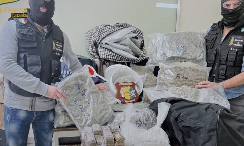 Catania, 2 arresti e 47 kg di droga sequestrata: cocaina e hashish spediti dalla Spagna dentro trolley (VIDEO)