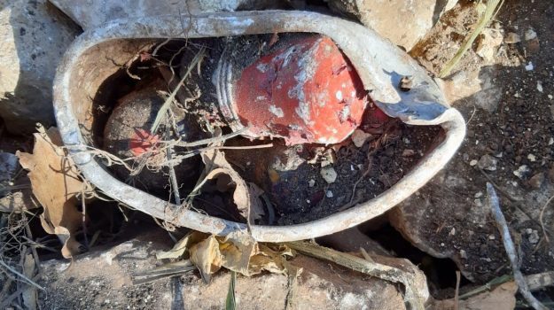 Palazzolo Acreide, trovati 8 bombe a mano della Seconda guerra mondiale: artificieri di Catania le fanno brillare