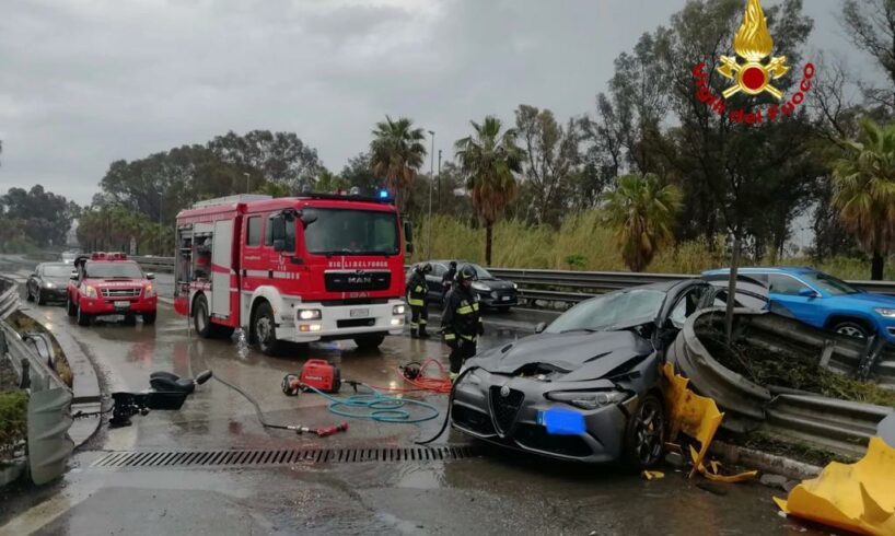 Catania, sull’asse dei servizi Bmw va a sbattere contro lo spartitraffico: occupante ferito estratto dall’abitacolo