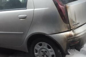 Paternò, Fiat Punto s’incendia in via Tito Speri: Vigili del Fuoco e proprietario spengono le fiamme