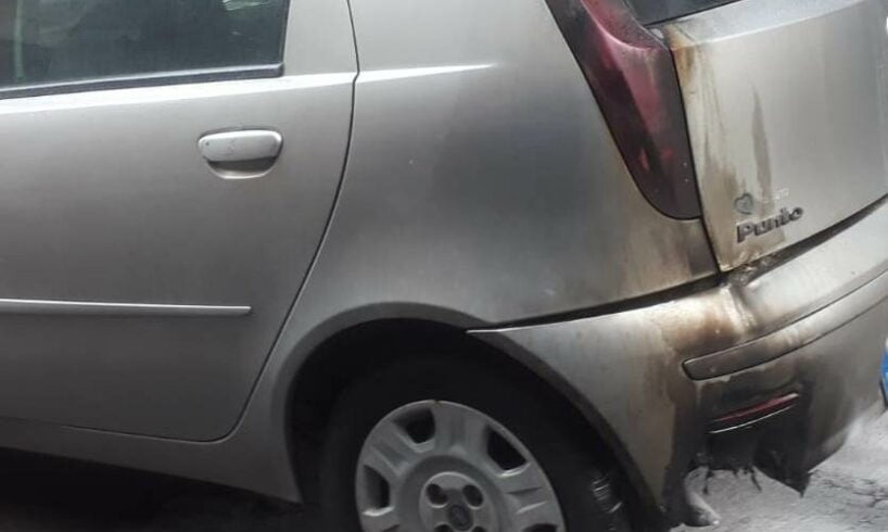 Paternò, Fiat Punto s’incendia in via Tito Speri: Vigili del Fuoco e proprietario spengono le fiamme