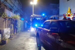 Aci Castello, brucia tettoia di un parcheggio in via V. E. Orlando: abitanti scendono in strada