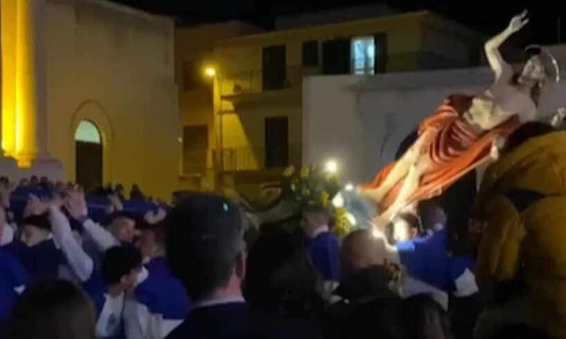 Ispica, al ‘saluto' la statua del Cristo risorto cade a terra: nessun ferito ma tanto dispiacere (VIDEO)