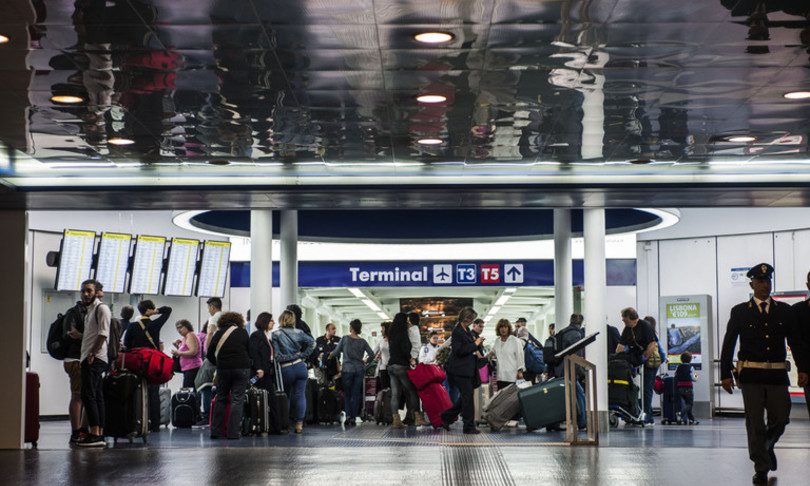 Pasquetta in aeroporto, 160 passeggeri bloccati a Fiumicino chiamano i carabinieri: volo per Comiso parte con molte ore di ritardo