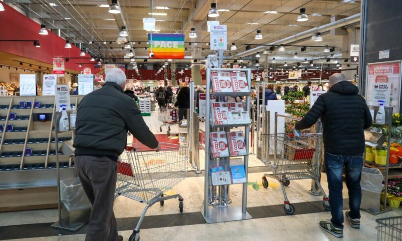 Firenze, apre supermercato che accoglie persone con autismo: più bassi luci e musica in filodiffusione